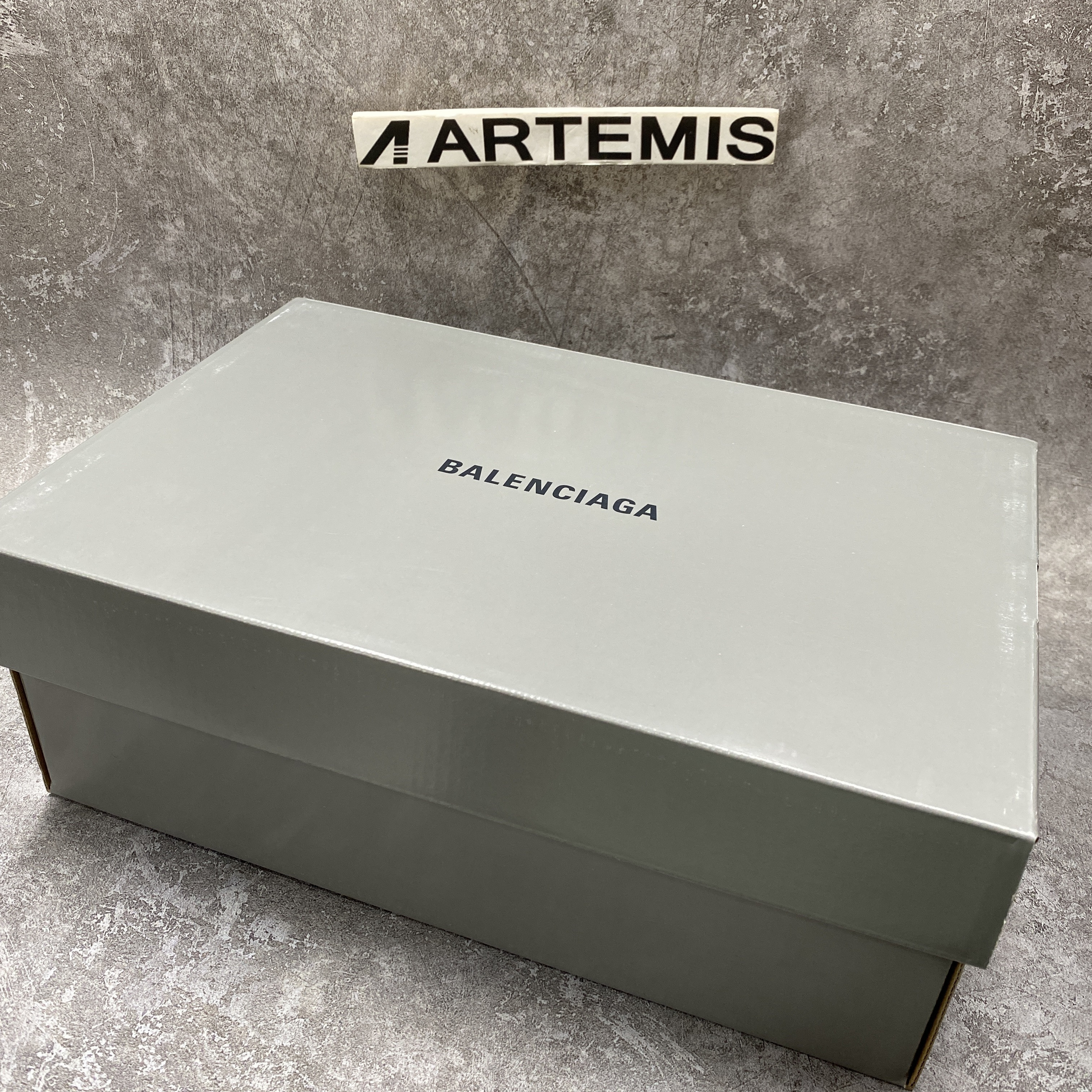 PARIS LOW TOP SNEAKER IN RED