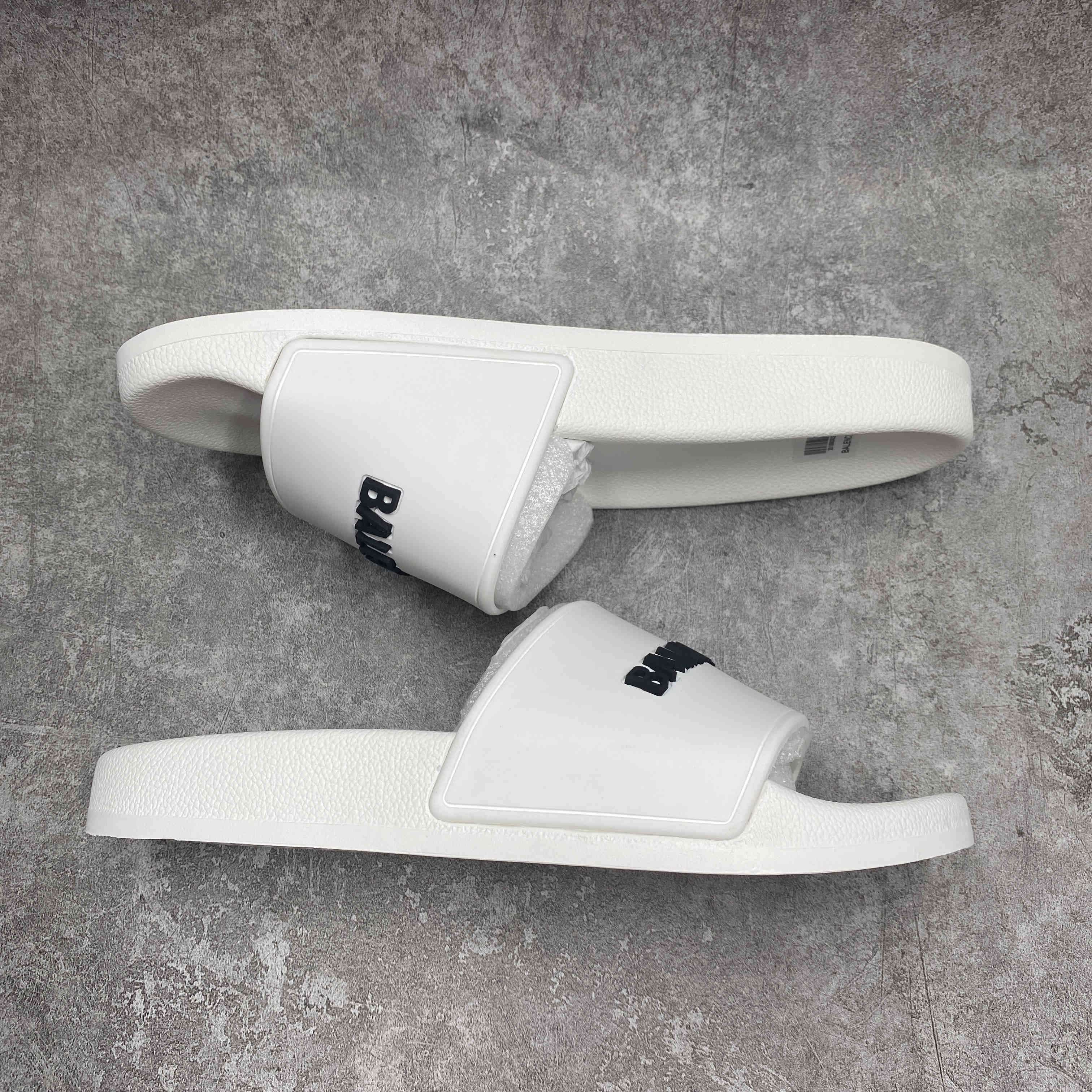 Ba*len*cia*ga pool slide white