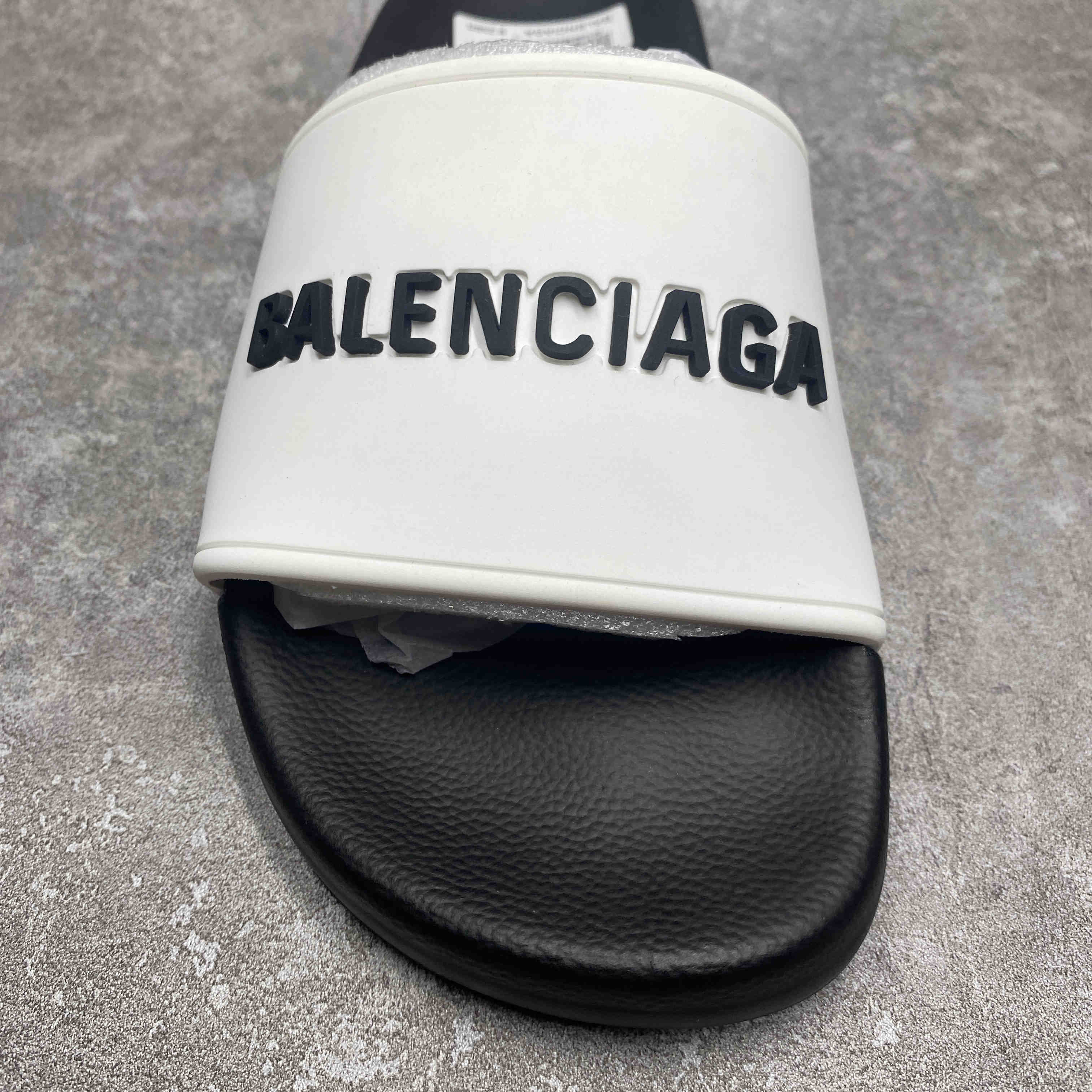 Ba*len*cia*ga pool slides logo white black