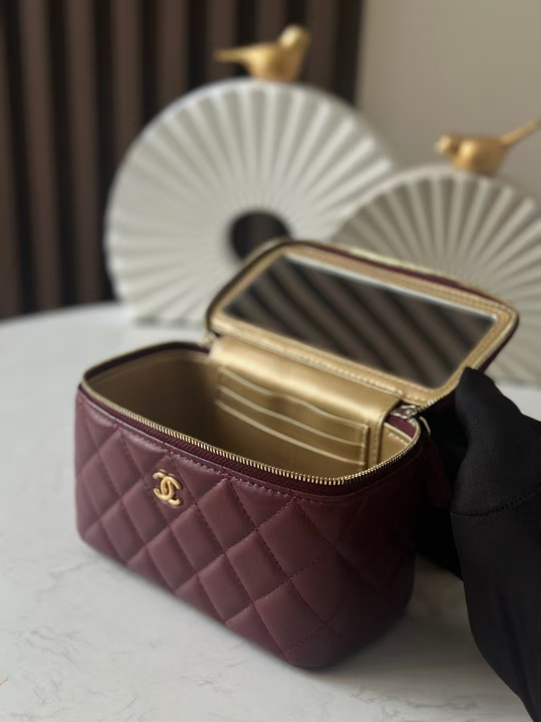 Ch*el vanity with chain 9.5x17x8cm