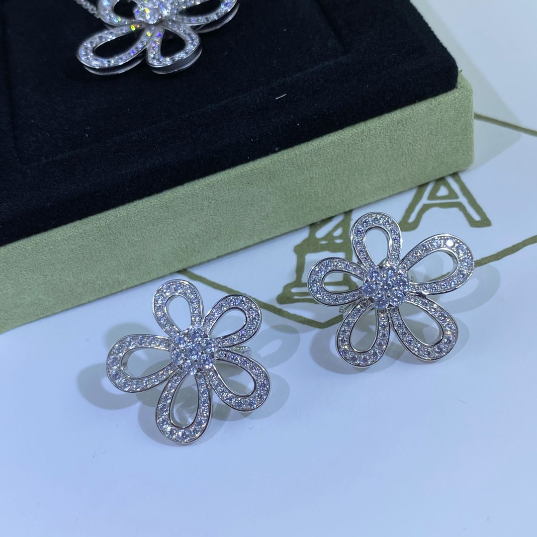 v*n cl*f & arpels Di*m*nd flower earrings