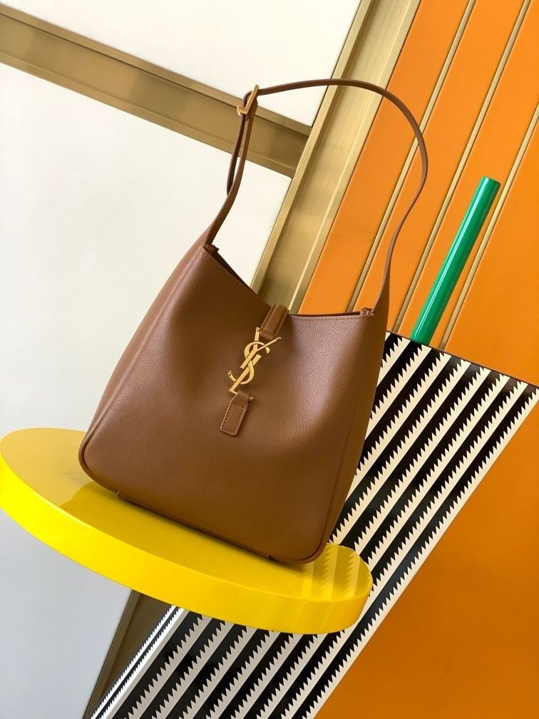 y*l le 5 À 7 S*pple small in grained leather 23 x 22 x 8.5 cm