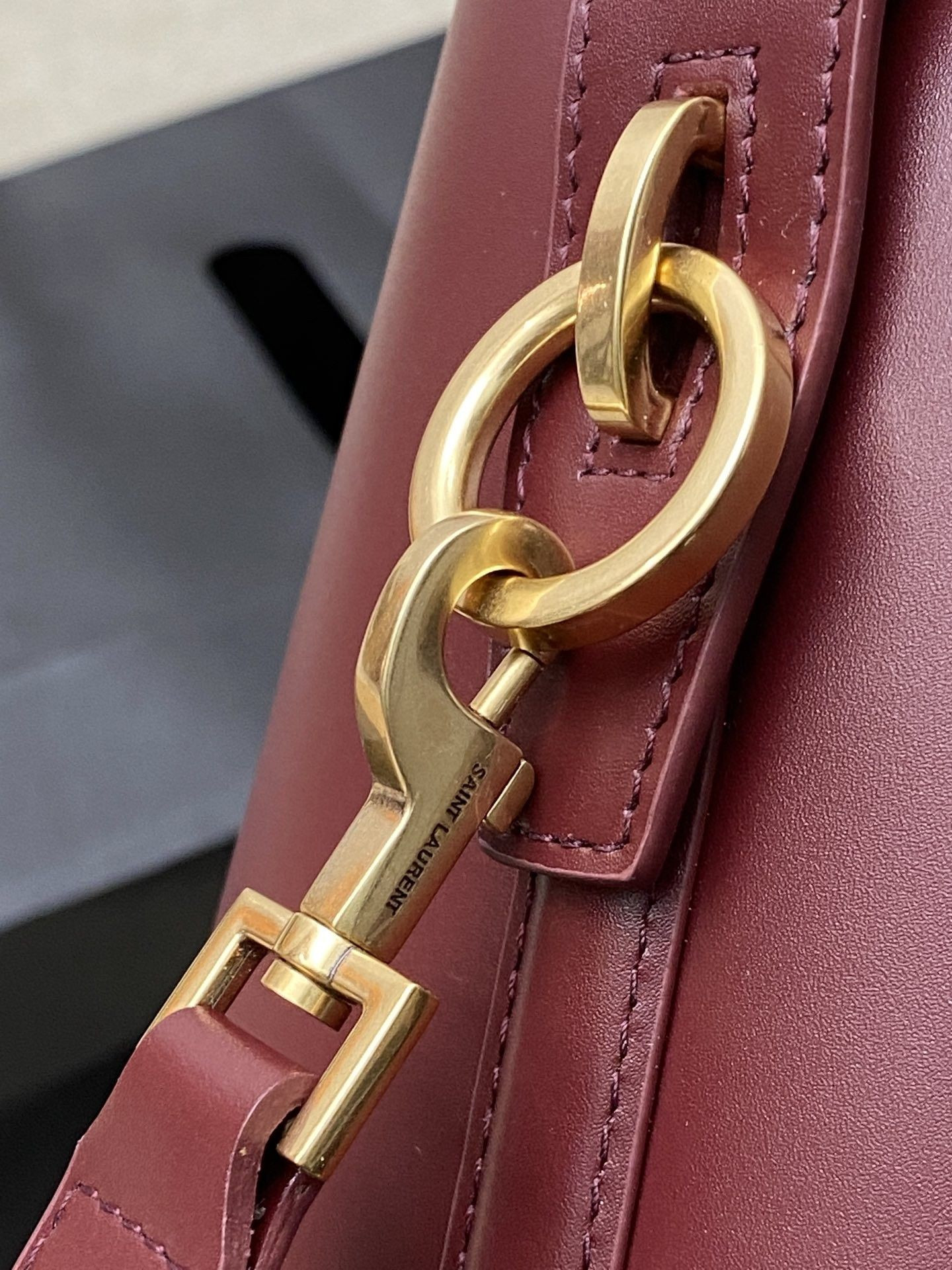 Y*L le 37 in shiny leather 26x20x12cm