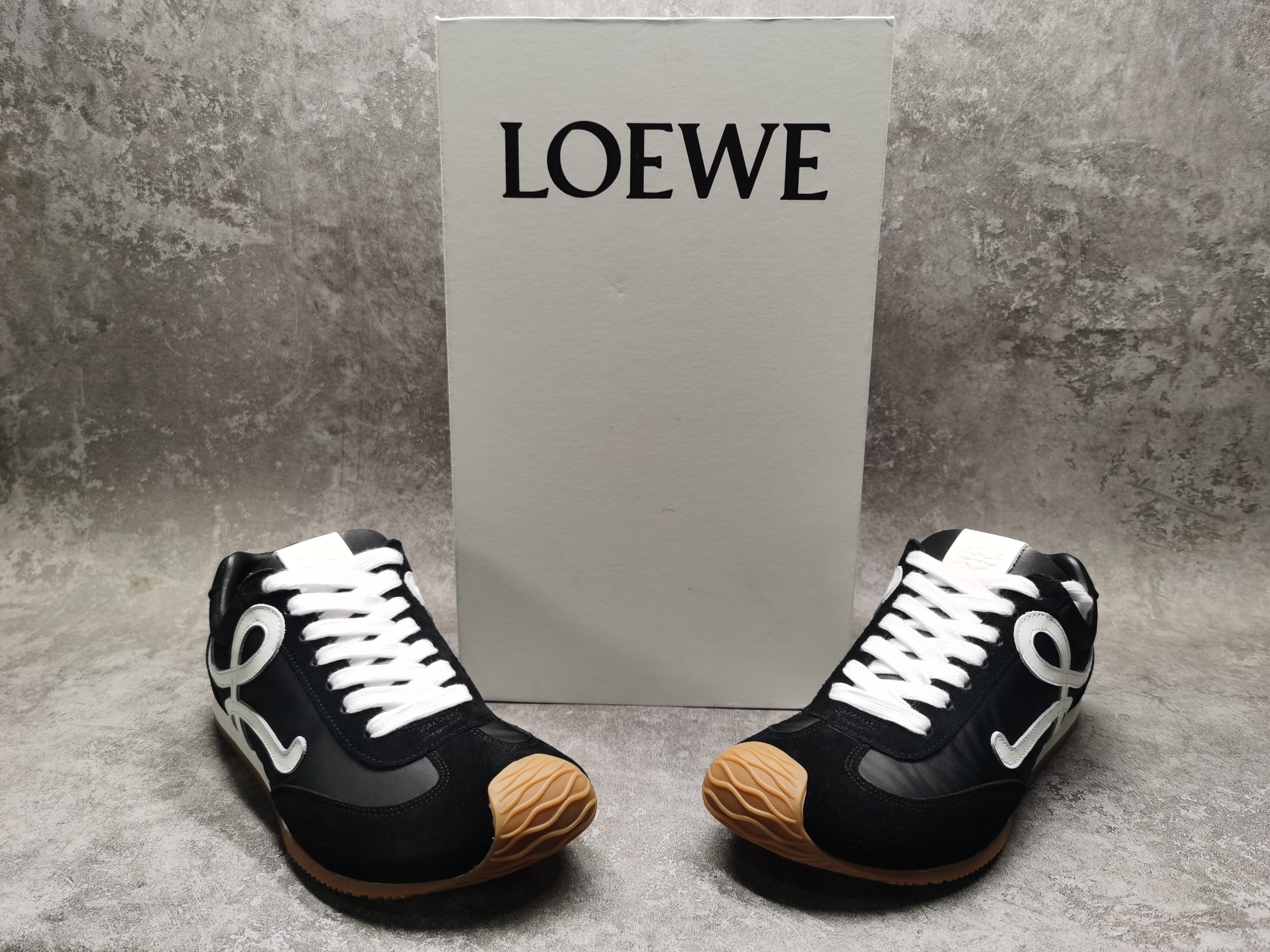 ua L0ew* sneakers