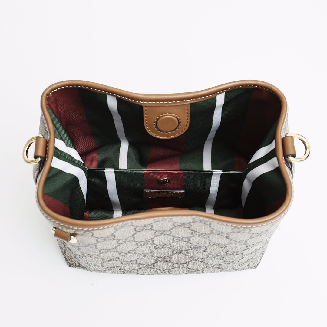 G*u*i mini emblem 19x18x11cm