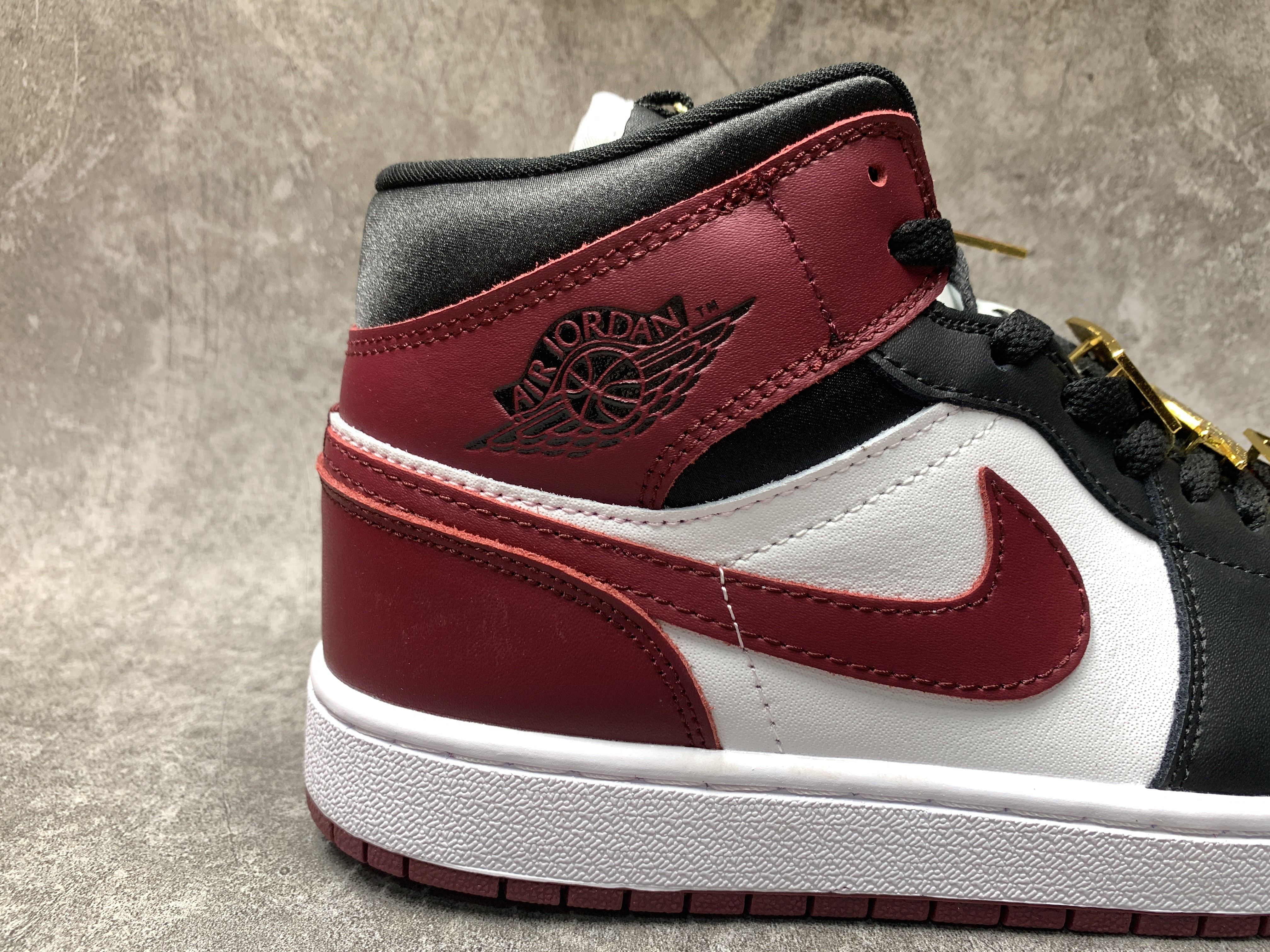 Air Jordan 1 Mid SE Black Dark Beetroot