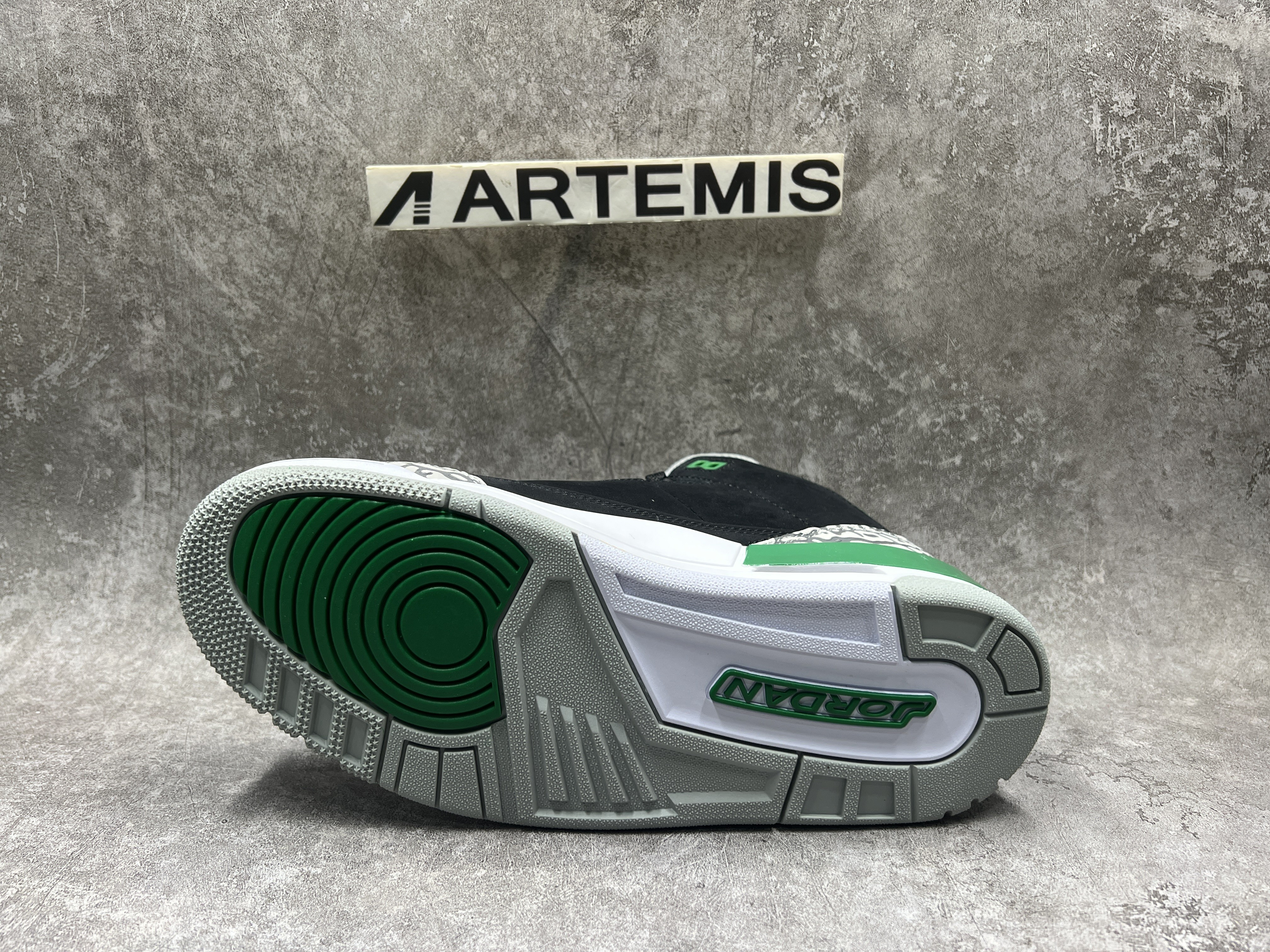 Air Jordan 3  Retro Pine Green