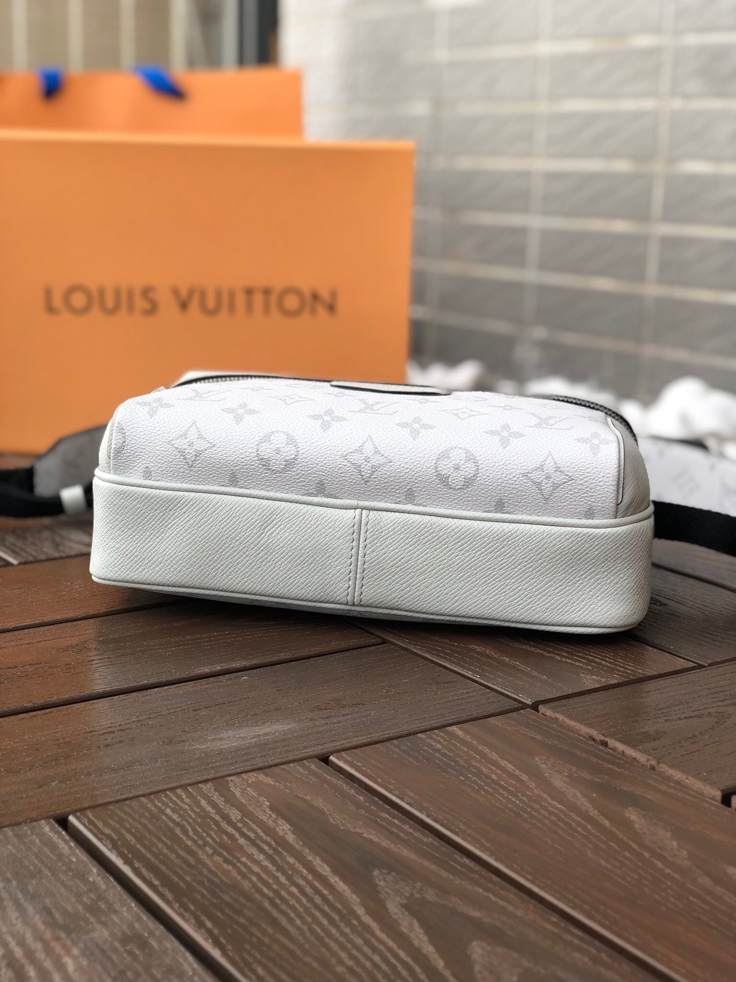 LV OUTDOOR MESSENGER M30243