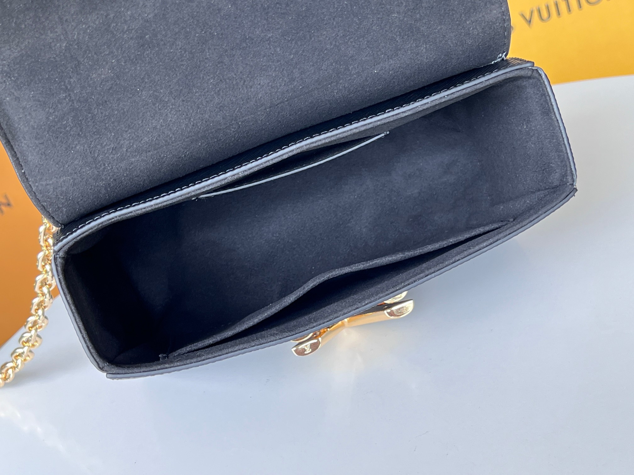 l0*is V*t0n m21113 twist mm 9.1 x 6.7 x 3.7 inches