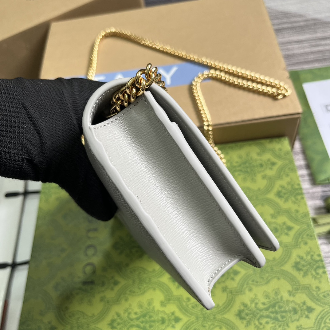 chain wallet with G*u*i script light grey 7.8"w x 5"h x 1.6"d