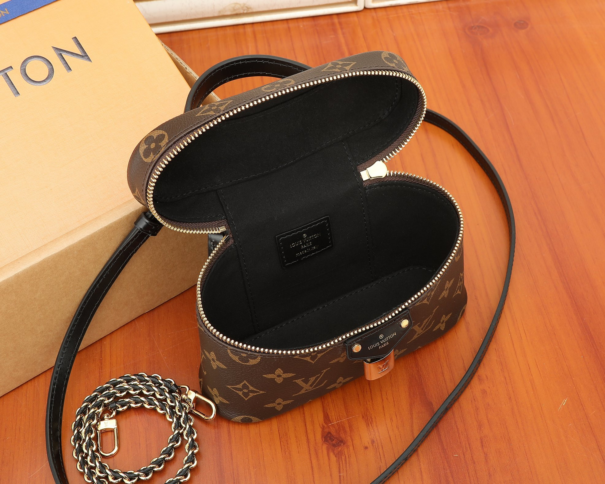 LV M47125 Vanity Chain Pouch 19 x 11.5 x 6.5 cm