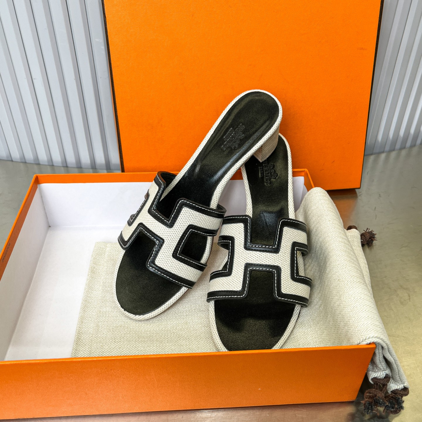 UA Hermès Oasis sandal
