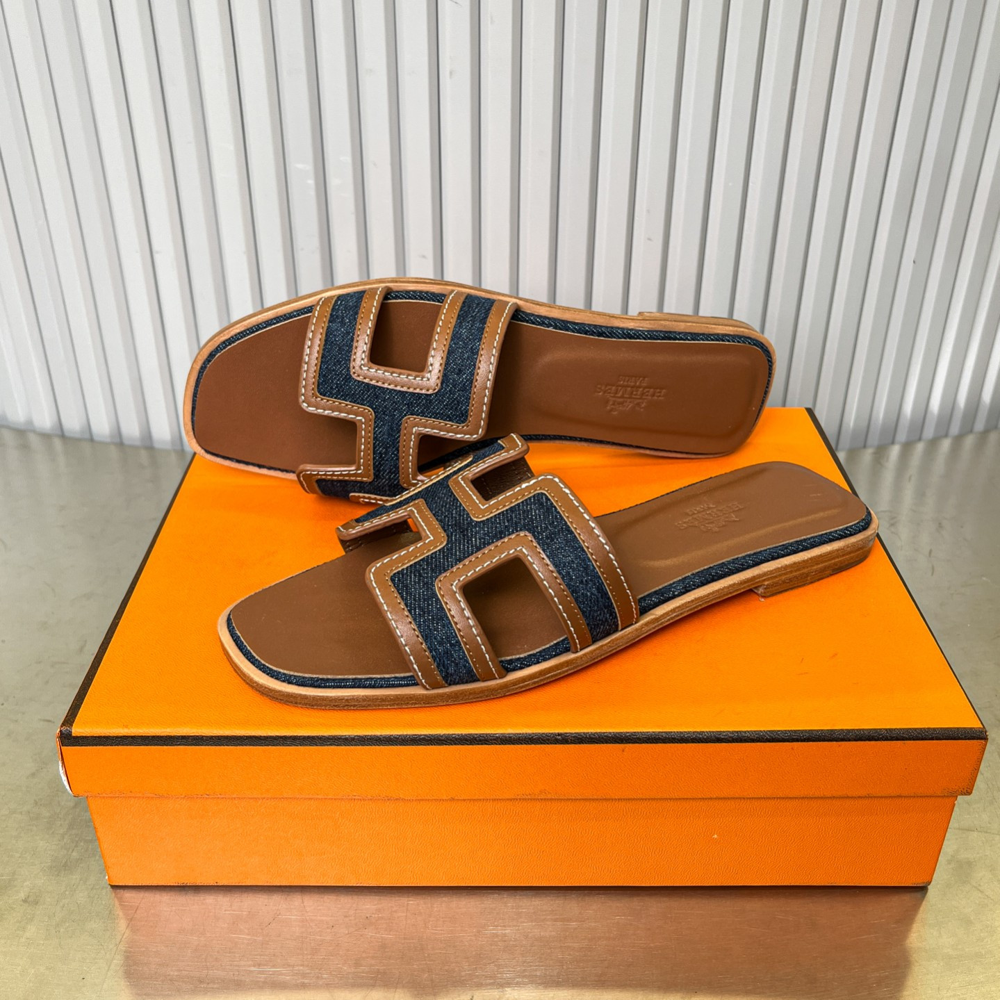 UA Hermès Oran sandal