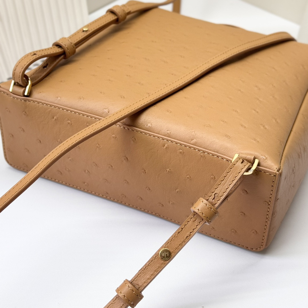 L**o p*ana extra pocket backpack l23.5 ostrich-grained leather 23 x 21 x 8 cm