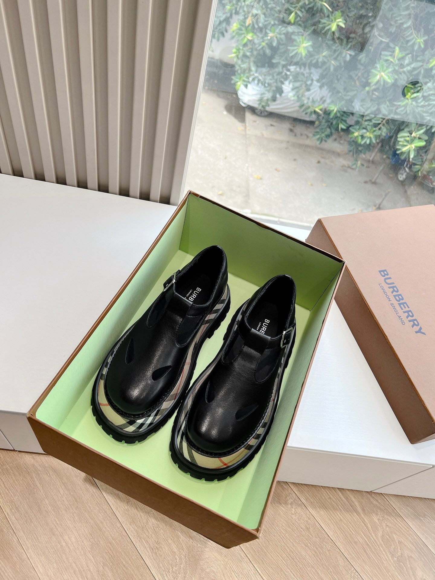 ua B**rry check leather flats