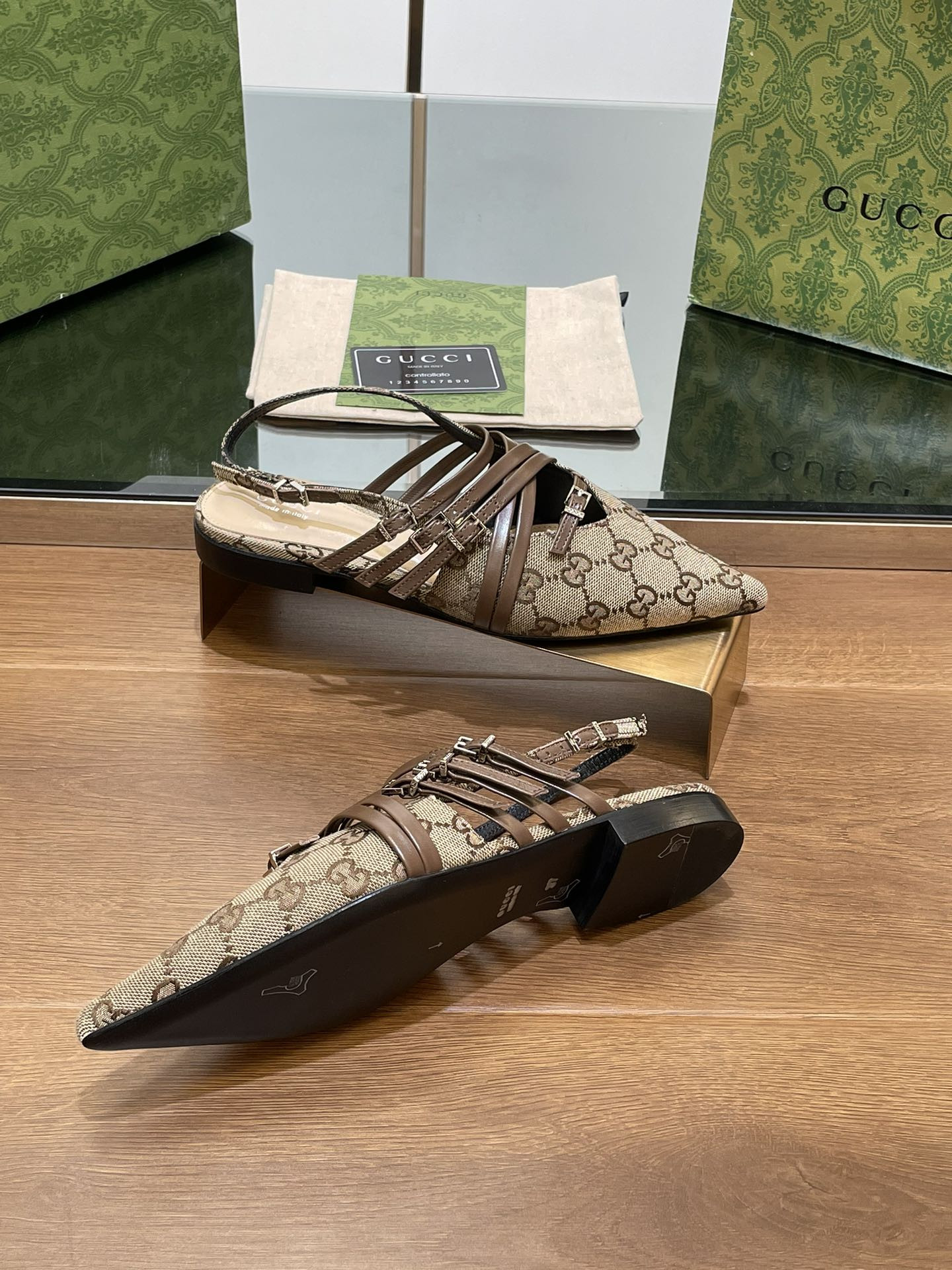 ua G*u*i strappy ballet flat