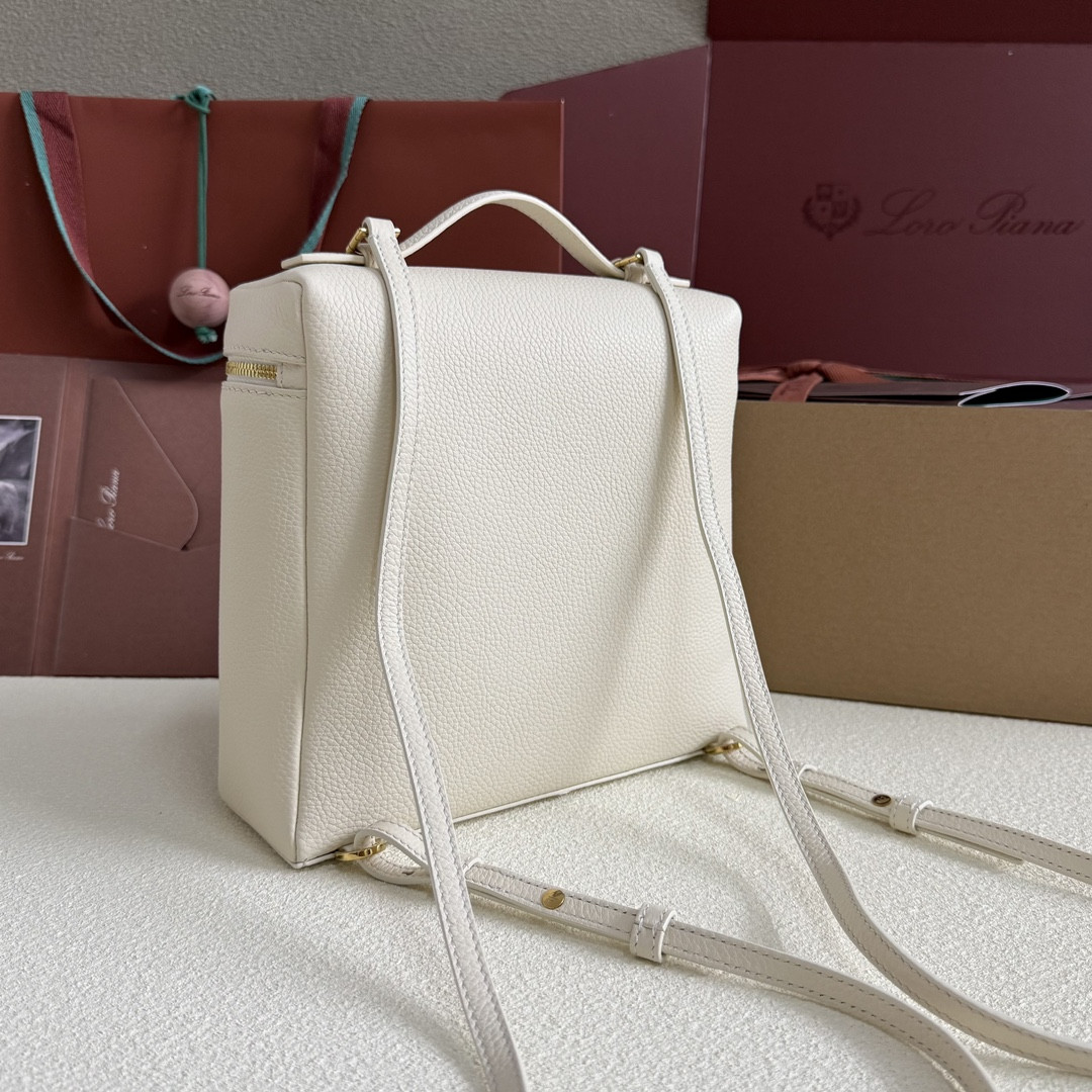 L**o p*ana extra pocket backpack l23.5 23x21x8cm