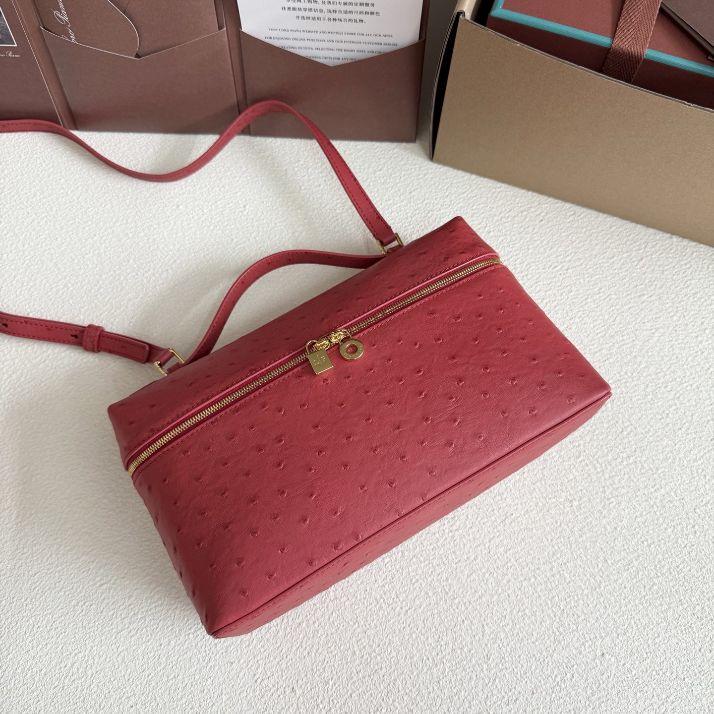 L**o p*ana extra pocket l27 ostrich-grained leather 16x27x10cm